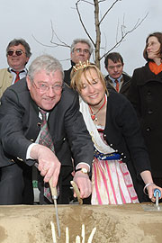 Schobenhausens Spargelkönigin Marina Karl am 06.04.2008 mit Landwirtschaftsminister Josef Miller beim Spargelstechen... (Foto: Ingrid Grossmann)